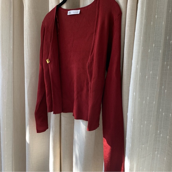ZARA BURGUNDY CARDIGAN WITH GOLD CLASP - Picture 5 of 8